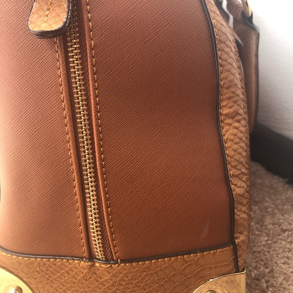 Tan and gold hand bag - Picture 3 of 8